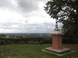 Croix et paysage environnant.