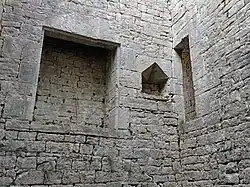 Détail des ouvertures dans le donjon.