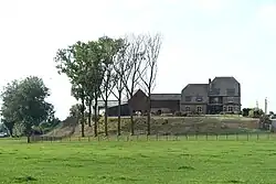 Ferme de Montjoie/ Les Burettes : ancienne propriété fortifiée des Templiers sur une motte.