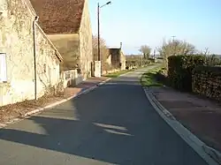 La route menant au lieu-dit Les Traits en 2012.