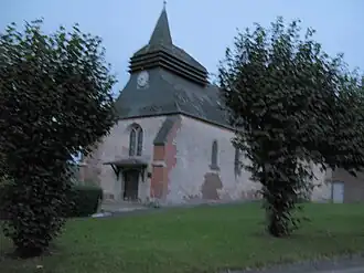L'église est en léger surplomb par rapport à la rue.