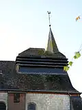 La face Nord du clocher de l'église fortifiée.