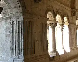 Galerie est, pile centrale cannelée.