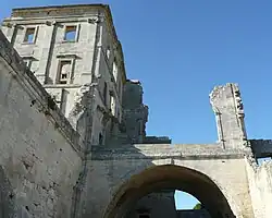 Arceau monumental entre les parties médiévale et mauriste.