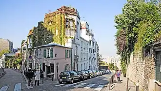 La rue de l'Abreuvoir, à gauche, à l'angle de la rue des Saules.