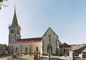 Nef et abside de l'église vus depuis l'enclos paroissial.