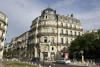L'immeuble servant de décor d'hôtel.