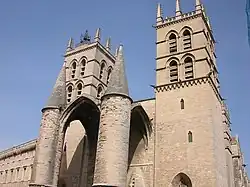 La façade principale de la cathédrale Saint-Pierre.