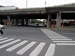 La route 335 sud passe sous l'autoroute Métropolitaine entre les arrondissements Ahuntsic-Cartierville et Villeray–Saint-Michel–Parc-Extension.