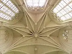 vue des voûtes en ogive d'une église