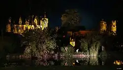 Photographie nocturne en couleurs d'un château illuminé.