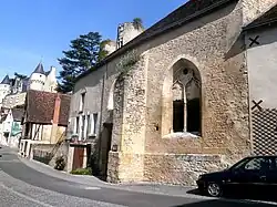 Photographie en couleurs d'une ancienne chapelle gothique reconvertie en habitation.