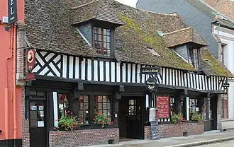 La maison à pans de bois.