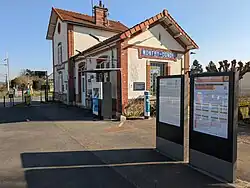 L'entrée de la halte avec le mobilier Transilien devant l'ancien bâtiment voyageurs.