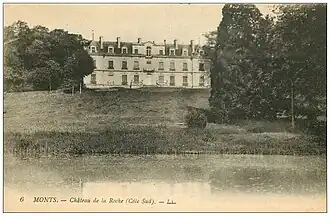 Carte postale ancienne en sépia et blanc représentant un château en arrière-plan d'une pièce d'eau et d'un parc.