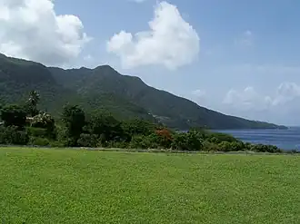 Vue du Morne Grande Voûte (le plus élevé au centre) depuis le fort Delgrès avec à sa droite le Morne La Class et au premier plan à gauche le Morne Griselle.