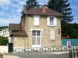 Maison 26 rue des Charmilles avec un puits de captage d'eau potable qui en 1927 alimentait le village .