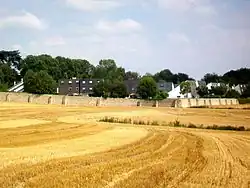 Muraille de l'ancien château du Pied-de-Fer disparu.