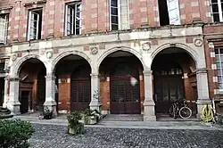 À l'hôtel Thomas de Montval : arcades et médaillons Renaissance