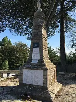 Photo du monument aux Morts de Longues-sur-Mer.