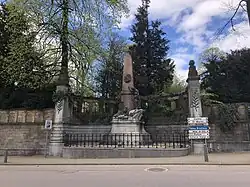 Le monument en hommage à Édouard Orban de Xivry, à l'arrière du palais.