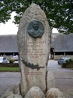 Monument à Corentin Carré, place centrale du Faouët.