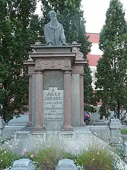 Phoographie montrant le monument à Jules Guesde de Georgette Agutte à Roubaix.