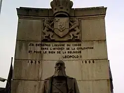 Monument à Arlon avec la citation suivante de Léopold II : « J'ai entrepris l’œuvre du Congo dans l'intérêt de la civilisation et pour le bien de la Belgique ».