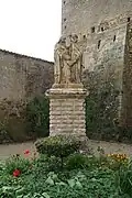 Monument situé au pied du Donjon, représentant la Sainte Famille.