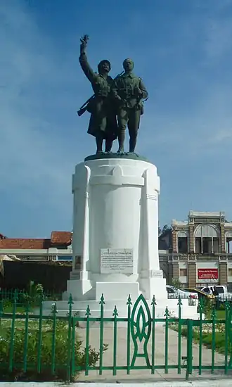 Monument aux morts Demba et Dupont (1923), Dakar, place des Tirailleurs africains.