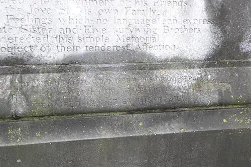 Mentions des commanditaires successifs des travaux de restauration du cénotaphe.