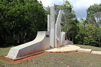 Près d'Alegría de Pío (es) : monument aux révolutionnaires morts à la suite du débarquement du Granma de décembre 1956…