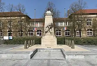 Le monument aux morts, place des Martyrs.