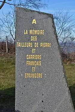 Stèle honorant le travail des carriers français et étrangers (site du Maupuy).