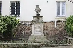 Vue général du piédestal et du buste.