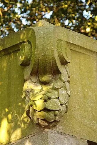 Volute et grappe de feuillages.