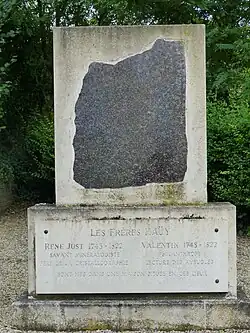 Monument aux frères Haüy à l'emplacement de leur maison natale, Saint-Just-en-Chaussée.