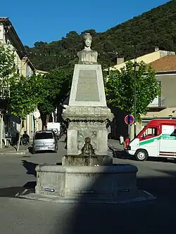 Le monument aux résistants au coup d’État de Napoléon III est constitué d’une fontaine surmontée d’un obélisque avec un buste de Marianne.