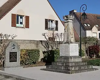Monument aux morts et stèle en hommage à Jean Moulin, près de l'église.