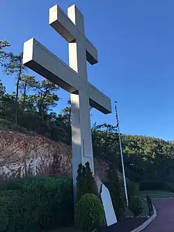 La Croix de Lorraine érigée en souvenir du débarquement du 16 août 1944.