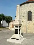 Le monument aux morts derrière l'église.