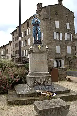Monument aux morts« Monument aux morts de 1914-1918 à Pradelles », sur À nos grands hommes