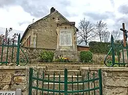 Photographie du monument aux morts de la commune de Troësnes, situé face à la mairie.