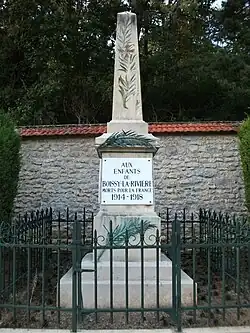 Le monument aux morts.