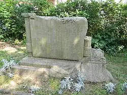 Le monument aux morts du Football Club de Lyon.
