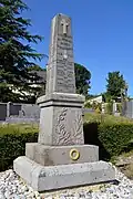 Le monument aux morts dans le cimetière.