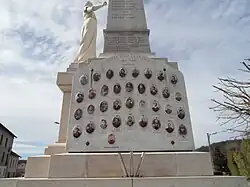 Les médaillons du monument aux morts de Chabons.