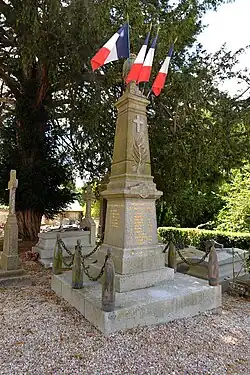 Le monument aux morts dans le cimetière.