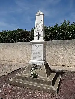 Le monument aux morts du village.