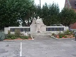 Monument aux morts du bourg.